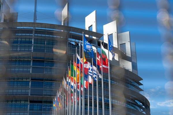 UE vrea să reformeze pieţele financiare europene pentru a putea concura cu Wall Street